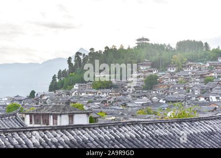 Die Dächer der alten Stadt Lijiang in der Provinz Yunnan, China Stockfoto