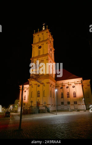 Stadt Kirche von Neustrelitz bei Nacht beleuchtet auf dem Marktplatz, mit Kopie Raum in den schwarzen Himmel, Mecklenburg-Vorpommern Stadtbild, Deutschland Stockfoto