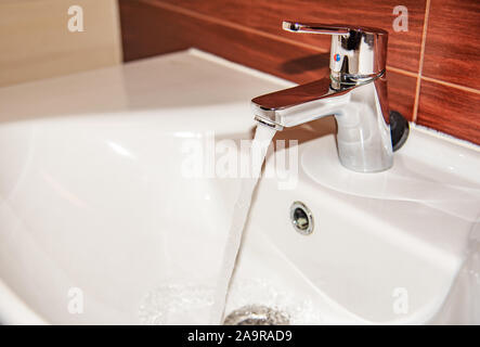 Fließt das Wasser aus dem Wasserhahn. Stockfoto