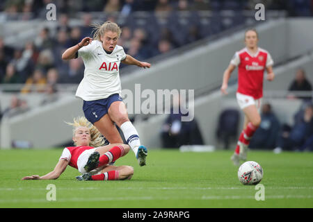 Rianna Dean von Tottenham Hotspur (TOP) und Leah Williamson von Arsenal kämpfen während des Spiels der FA Women's Super League im Tottenham Hotspur Stadium, London, um den Ball. Stockfoto