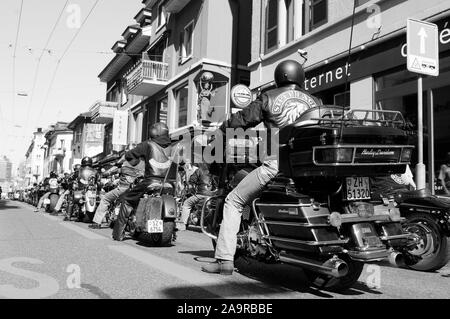 Schweiz: Hells Angels mit Ihrer Harley Davisdson Motorräder fahren durch Longstreet der Stadt Zürich. Stockfoto