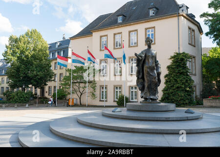 Die Stadt Luxemburg/Luxemburg - 10. August, 2019: Place Clairefontaine mit Fahnen von Luxemburg und die Statue der Großherzogin Charlotte von Luxembour Stockfoto