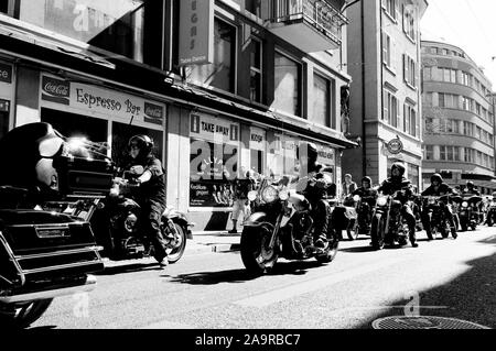 Schweiz: Hells Angels mit Ihrer Harley Davisdson Motorräder fahren durch Longstreet der Stadt Zürich. Stockfoto
