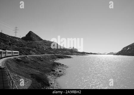 Schweizer Alpen: UNESCO-Weltkulturerbe Zugfahrt im Oberengadin im Glacier See 'Lago Bianco" am Berninapass Stockfoto