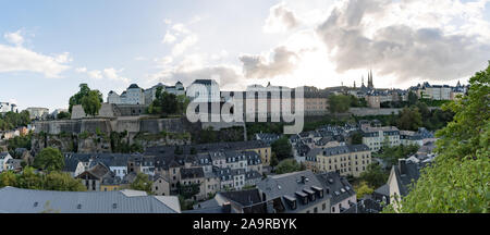 Die Stadt Luxemburg/Luxemburg - 10. August, 2019: Blick auf die Skyline der Stadt mit ihren vielen historischen Gebäuden Stockfoto