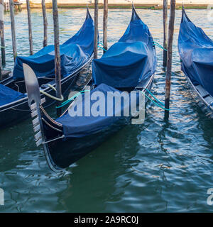 Venedig, Italien. Günstig Gondeln, traditionellen flachen Venezianischen Ruderboote Stockfoto