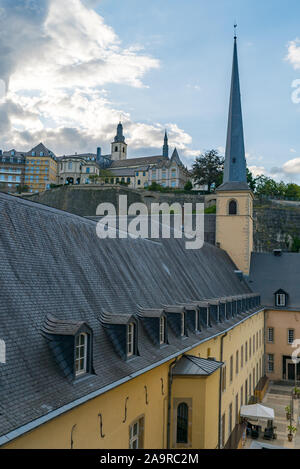 Die Stadt Luxemburg/Luxemburg - 10. August, 2019: Blick auf die Skyline der Stadt mit ihren vielen historischen Gebäuden Stockfoto