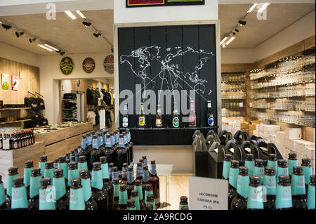 Eine Auswahl von Flaschen Bier in der Brauerei shop An der Brauerei Carlsberg, Kopenhagen, Dänemark Stockfoto