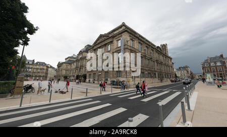 Rouen, Seine-Maritime/Frankreich - 12. August 2019: Menschen über ihr tägliches Geschäft in der Innenstadt von Rouen in der Normandie Stockfoto