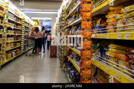 São Paulo, SP / Brasilien - 16. November 2019: Barbosa Supermarkt Interieur mit Kunden Stockfoto