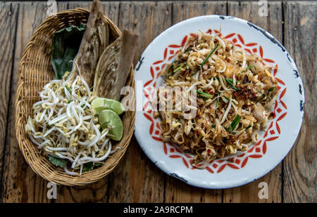 Beliebte Thai fried lokale Korat Nudel mit Würfel Tofu und Garnelen, call Pad Mee Korat, Korat Rühren gebratener Reis Nudeln, Mee Korat ist der Name der lokalen Stockfoto