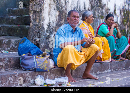 Indianer im Banganga Tank in Mumbai Indien Stockfoto