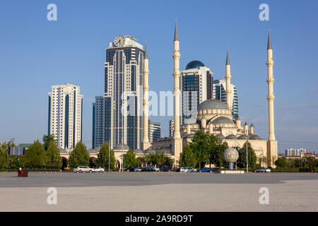 Grosny, Tschetschenien und der Russischen Föderation - 08.08.2019: Moschee "Herz von Tschetschenien" in Grosny gegen Hochhäuser Stockfoto