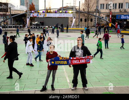 Fans halten, eine halb und halb Schal vor der UEFA Euro 2020 Qualifikationsspiel am Fadil Vokrri Stadion, Pristina. Stockfoto