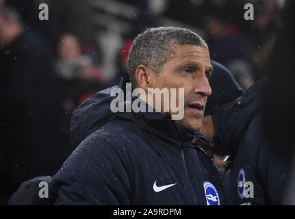 LONDON, ENGLAND - Januar 29, 2019: Brighton Manager Chris Hughton dargestellt vor der 2018/19 Premier League Spiel zwischen dem FC Fulham und Brighton und Hove Albion im Craven Cottage. Stockfoto