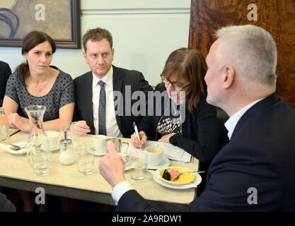 17 November 2019, Tschechien, Prag: Anlässlich des 30. Jahrestag der Samtenen Revolution, Sachsens Ministerpräsident Michael Kretschmer spricht an der Café Slavia in Prag mit Zeitzeugen der historischen Umbruch wie die ehemaligen Studentenführer Jan Bubenik (rechts). Foto: Michael Heitmann/dpa Stockfoto