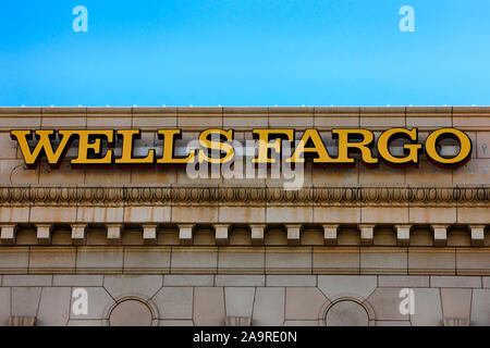 Die Wells Fargo Bank hellen gelben Zeichen auf einem Gebäude in der Innenstadt von Tucson AZ Stockfoto