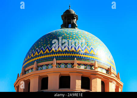 Nahaufnahme der Mosaik Fliesen- Kuppel des alten Pima County Courthouse in El Presidio Plaza, Downtown Tucson AZ Stockfoto