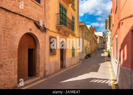 Mallorca, Spanien - Mai 10,2019: Architektur der schönen Altstadt von Alcudia auf Mallorca. Stockfoto