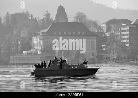 Die Schweizer Marine hat 10 Boote. Die marinesoldaten sind posieren vor der Skyline von Zürich-City Stockfoto