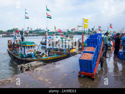 Indische Menschen arbeiten in Sassoon Docks in Mumbai Indien Stockfoto