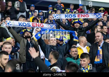 Pristina, Kosovo. 17. Nov, 2019. Kosovo Fans vor dem UEFA Euro 2020 Qualifikation Gruppe eine Übereinstimmung zwischen dem Kosovo und England an Fadil Vokrri Stadion am 17. November 2019 in Pristina, Kosovo. (Foto von Daniel Chesterton/phcimages.com) Credit: PHC Images/Alamy leben Nachrichten Stockfoto