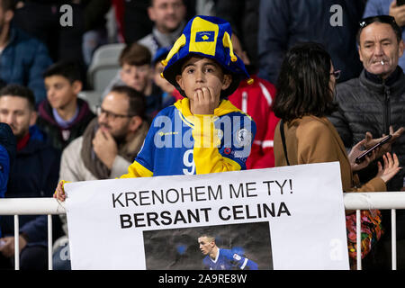 Pristina, Kosovo. 17. Nov, 2019. Kosovo Fans vor dem UEFA Euro 2020 Qualifikation Gruppe eine Übereinstimmung zwischen dem Kosovo und England an Fadil Vokrri Stadion am 17. November 2019 in Pristina, Kosovo. (Foto von Daniel Chesterton/phcimages.com) Credit: PHC Images/Alamy leben Nachrichten Stockfoto