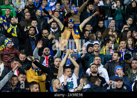 Pristina, Kosovo. 17. Nov, 2019. Kosovo Fans vor dem UEFA Euro 2020 Qualifikation Gruppe eine Übereinstimmung zwischen dem Kosovo und England an Fadil Vokrri Stadion am 17. November 2019 in Pristina, Kosovo. (Foto von Daniel Chesterton/phcimages.com) Credit: PHC Images/Alamy leben Nachrichten Stockfoto