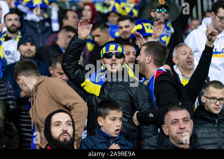 Pristina, Kosovo. 17. Nov, 2019. Kosovo Fans vor dem UEFA Euro 2020 Qualifikation Gruppe eine Übereinstimmung zwischen dem Kosovo und England an Fadil Vokrri Stadion am 17. November 2019 in Pristina, Kosovo. (Foto von Daniel Chesterton/phcimages.com) Credit: PHC Images/Alamy leben Nachrichten Stockfoto