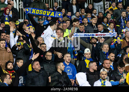 Pristina, Kosovo. 17. Nov, 2019. Kosovo Fans vor dem UEFA Euro 2020 Qualifikation Gruppe eine Übereinstimmung zwischen dem Kosovo und England an Fadil Vokrri Stadion am 17. November 2019 in Pristina, Kosovo. (Foto von Daniel Chesterton/phcimages.com) Credit: PHC Images/Alamy leben Nachrichten Stockfoto