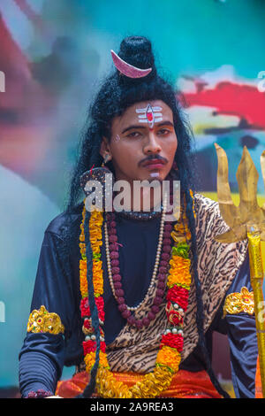 Indischer Mann nimmt am Janmashtami Festival in Mumbai Indien Teil Stockfoto