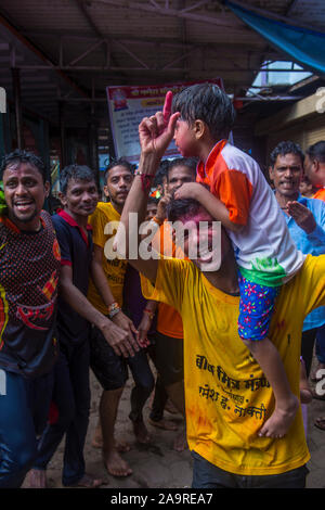 Indische Menschen feiern während Janmashtami Festival in Mumbai Indien Stockfoto