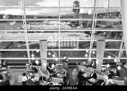 Schweiz: Abflughalle Lounge für Passagiere am Flughafen Zürich Stockfoto