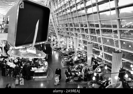 Flughafen Zürich, Abflughalle, Passagiere sitzen im Restaurant und Bars Stockfoto