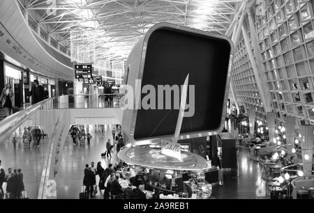 Schweiz: Abflughalle Lounge für Passagiere am Flughafen Zürich Stockfoto