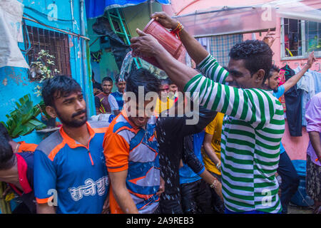 Indische Menschen feiern während Janmashtami Festival in Mumbai Indien Stockfoto