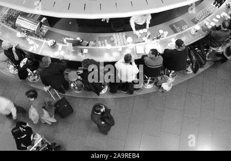 Zürich - Flughafen: Abfahrt Halle Restaurant für die Passagiere Stockfoto