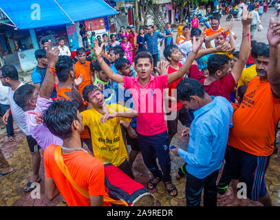 Indische Menschen feiern während Janmashtami Festival in Mumbai Indien Stockfoto