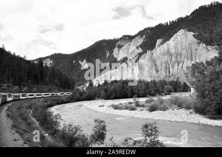 Rhein-Valley: Der Glacier Express ist der Fahrt über die Schweizer Alpen von Zermatt aus über St. Moritz bis nach Chur Stockfoto