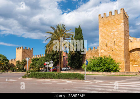 Mallorca, Spanien - Mai 10,2019: Blick auf die Straße und die Stadtmauer in Alcudia, Mallorca Stockfoto