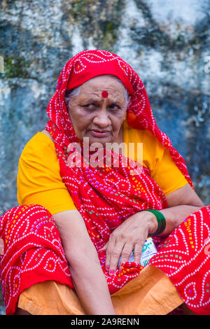 MUMBAI, INDIEN - 23 AUG 26: Indische Frau an banganga Tank in Mumbai Indien am 26. August 2019 Banganga Tank ist eine alte Wassertank in Malabar Hill Stockfoto