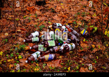 Berge und Müll Plastik Flaschen Bier und Getränke, werfen die Menschen auf der Straße. Umweltverschmutzung. Stockfoto