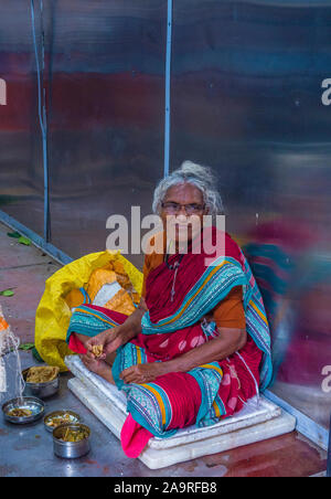 Indische Frau an der Vorstadtbahn in Mumbai Indien Stockfoto