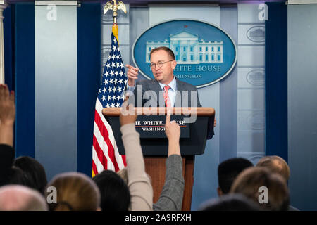 Weiße Haus handeln Stabschef Mick Mulvaney spricht mit Reportern Donnerstag, Oktober 17, 2019, in der James S. Brady Press Briefing Room im Weißen Haus. Stockfoto