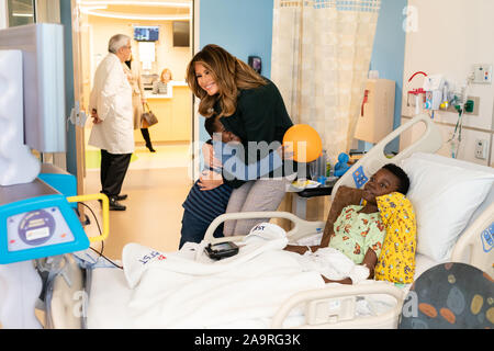 First Lady Melania Trump Besuche mit Patienten und Angehörigen während einer Tour durch die Kinderklinik Mittwoch, November 6, 2019, in Boston Medical Center in Boston. Stockfoto