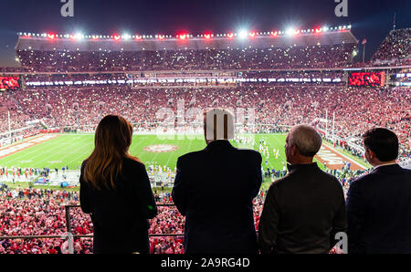 Präsident Donald J. Trumpf und die erste Dame Melania Trump beobachten Sie das Geschehen auf dem Feld bei Bryant-Denny Stadium Samstag, 9. November 2019, während der Teilnahme an der Universität von Alabama, Louisiana State University football Spiel in Tuscaloosa, Ala. Stockfoto