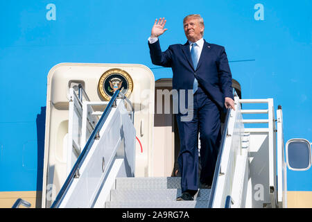 Präsident Donald J. Trumpf Wellen, als er disembarks Air Force One Mittwoch, 21 Oktober, 2019, Pittsburgh am internationalen Flughafen in Pittsburgh. Stockfoto