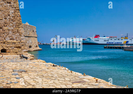 Heraklion, Kreta, Griechenland. Jun 22, 2019. Blick von der Festung Heraklion Hafen mit Fähren. Stockfoto