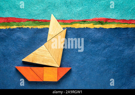 Abstrakte Bild von einem Segelboot aus sieben Tangram Holz über eine Landschaft erstellt mit handgefertigten strukturierte Rinde Papier, Reisen und vacat gebaut Stockfoto