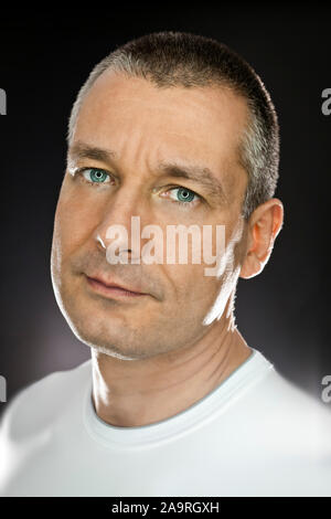 Ein Bild eines schönen männlichen Porträts Stockfoto